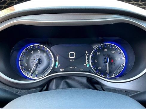 Used 2023 Chrysler Pacifica Touring-L FWD image 12