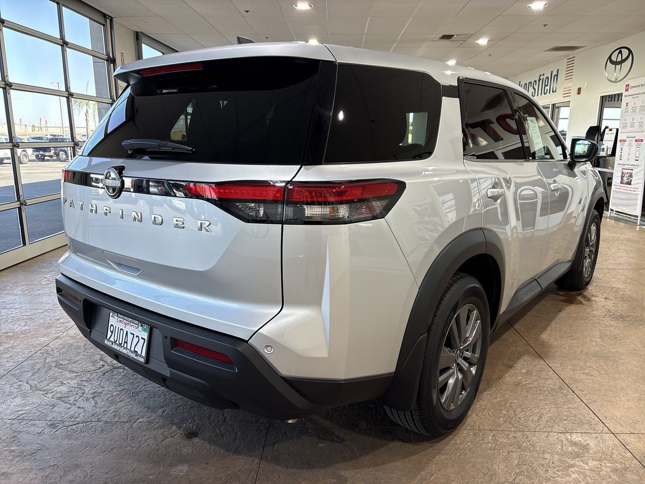 Used 2025 Nissan Pathfinder S FWD image 2