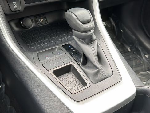 Certified 2025 Toyota RAV4 LE FWD image 31