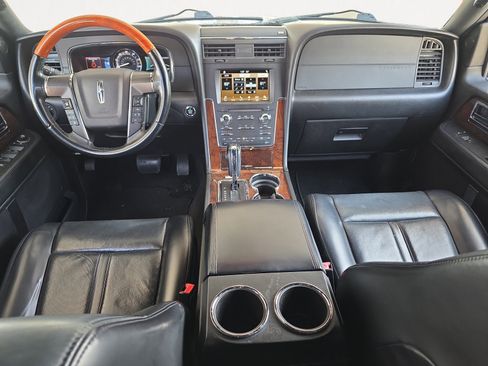 Used 2017 Lincoln Navigator Select image 2