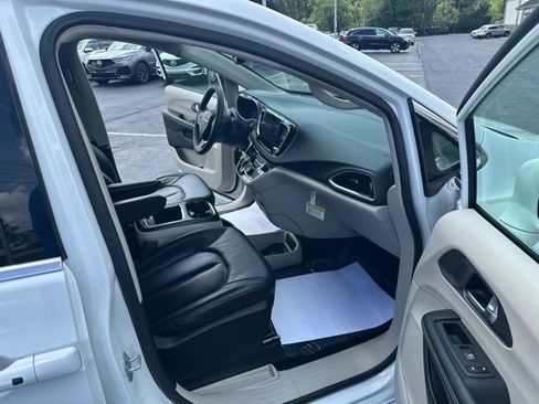 Used 2022 Chrysler Pacifica Touring-L FWD image 20