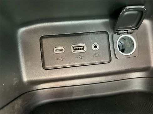 Used 2020 Chevrolet Equinox LS image 24