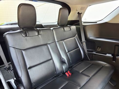 Used 2023 Ford Explorer Limited w/ Limited Technology Package RWD image 42