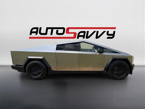 Used 2024 Tesla Cybertruck AWD Crew Cab image 4