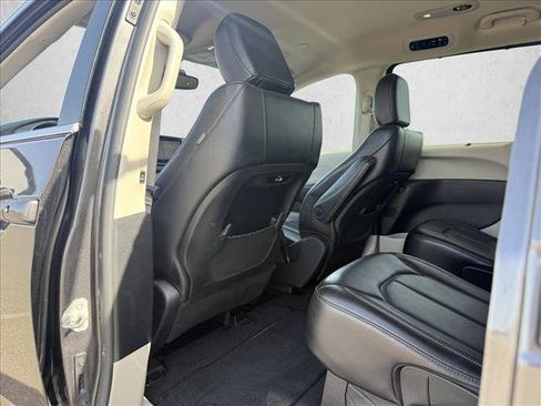 Used 2023 Chrysler Pacifica Touring-L FWD image 20