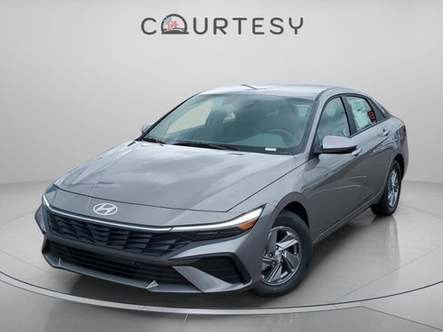 New 2026 Hyundai Elantra SE image 2