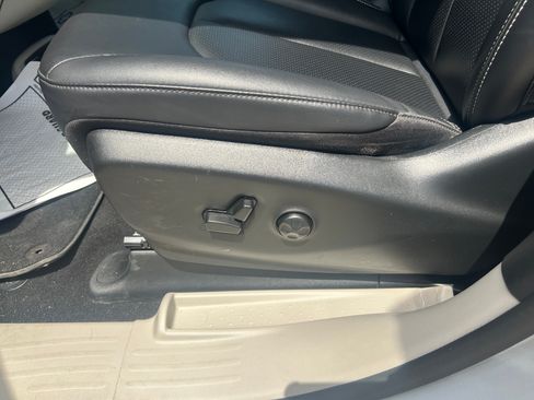 Used 2024 Chrysler Pacifica Touring-L FWD image 18