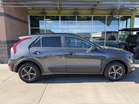 Used 2025 Kia Niro EX image 9