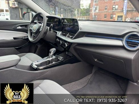 Used 2025 Chevrolet Trax LT FWD image 18