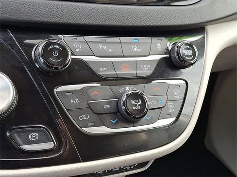 Used 2024 Chrysler Pacifica Touring-L image 15