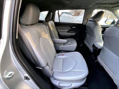 Used 2021 Toyota Highlander XLE image 19