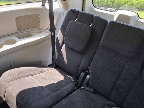 Used 2015 Chrysler Town & Country Touring FWD image 18