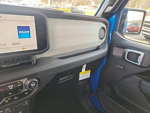 New 2025 Jeep Gladiator Sport image 26