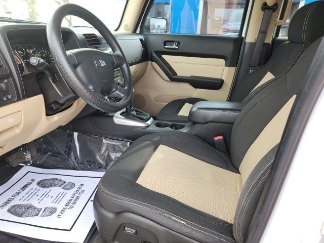 Used 2010 HUMMER H3T AWD/4WD image 25