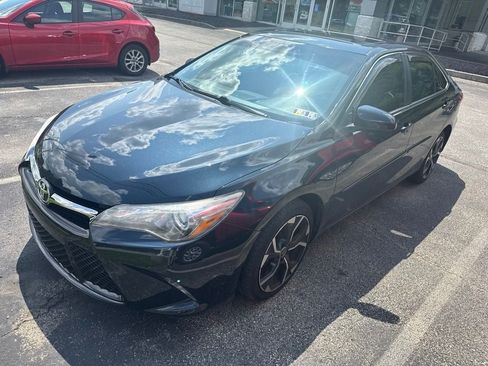 Used 2015 Toyota Camry SE w/ Moonroof Package FWD image 2