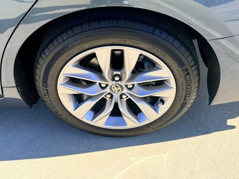 Used 2021 Toyota Avalon XLE image 9