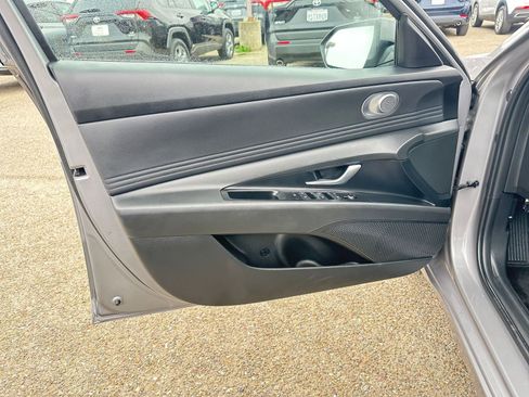 Used 2025 Hyundai Elantra SEL image 20