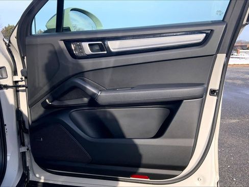 Used 2022 Porsche Cayenne Platinum Edition image 21