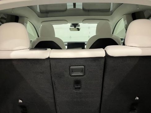 Used 2022 Tesla Model Y Long Range image 30