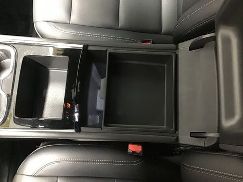 Used 2025 Chevrolet Traverse LT image 22