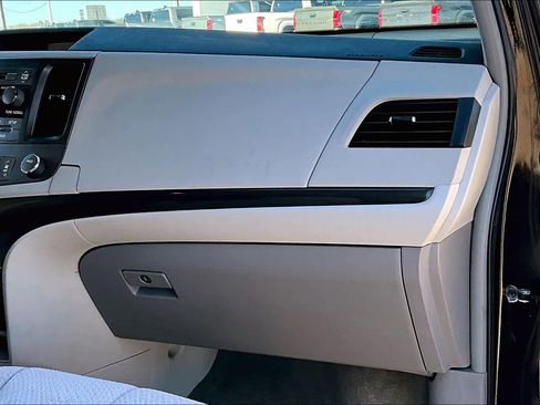 Used 2011 Toyota Sienna LE image 19