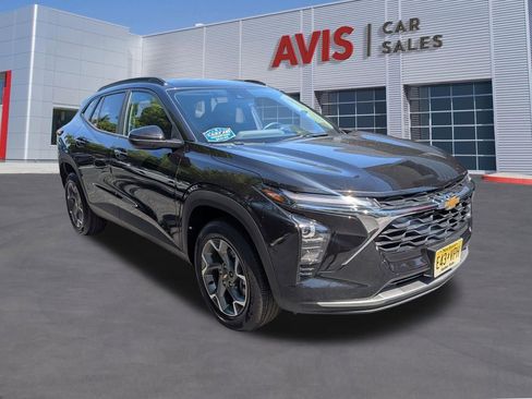 Used 2025 Chevrolet Trax LT w/ LT Convenience Package FWD image 3