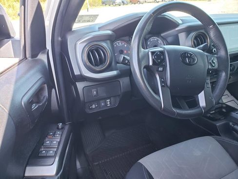 Used 2022 Toyota Tacoma TRD Sport image 9