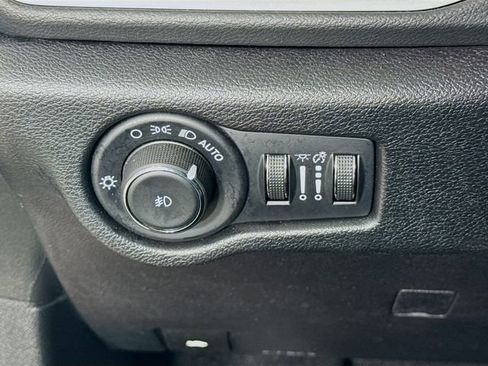 Used 2025 Chrysler Pacifica Select image 14