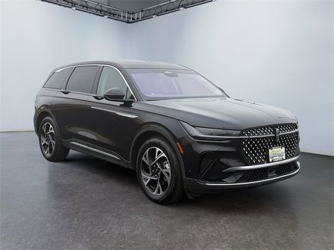 Used 2024 Lincoln Nautilus Premier w/ Equipment Group 102A image 7