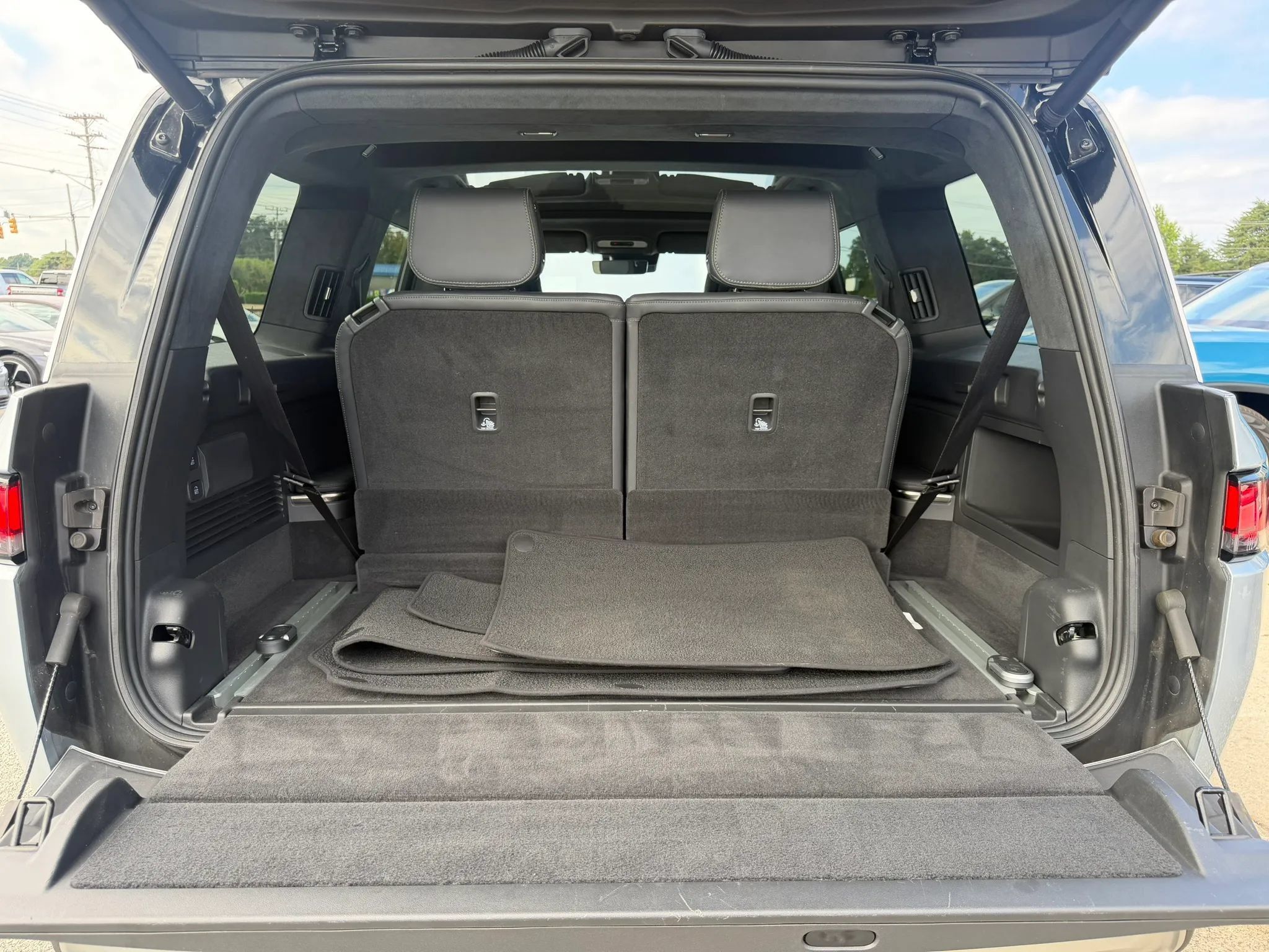 Used 2025 Rivian R1S Adventure Dual AWD/4WD image 34