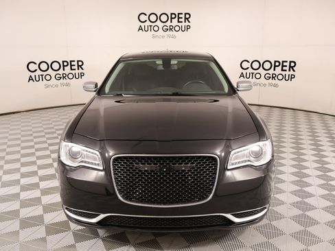 Used 2019 Chrysler 300 Touring w/ Chrome Appearance Package RWD image 8