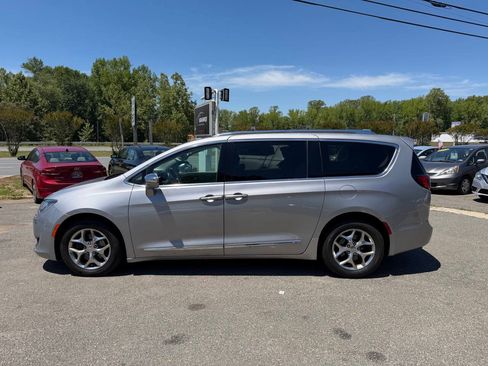 Used 2018 Chrysler Pacifica Limited FWD image 7