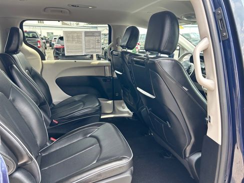 Used 2020 Chrysler Pacifica Limited image 20