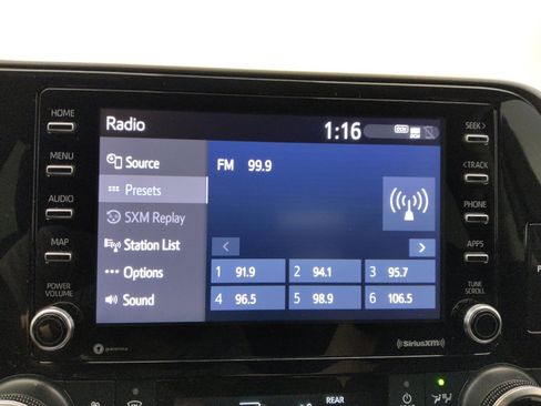 Used 2020 Toyota Highlander L image 25