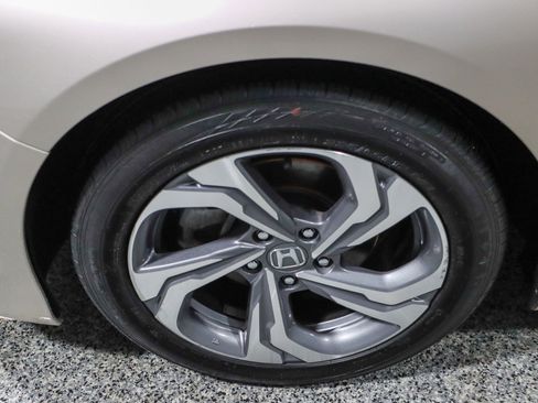 Used 2018 Honda Accord EX image 11