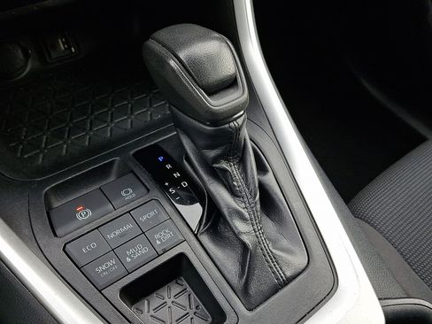 Used 2019 Toyota RAV4 LE image 14