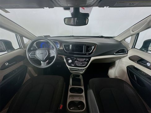 Used 2023 Chrysler Voyager LX image 10