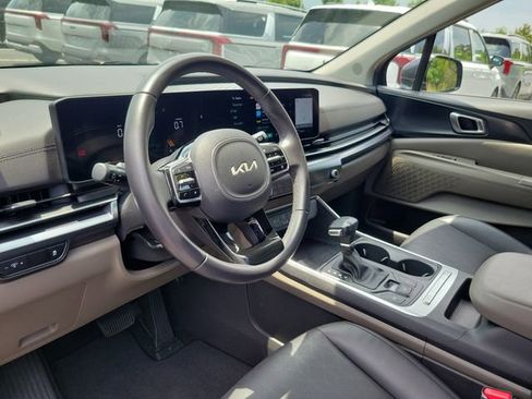 Used 2025 Kia Carnival FWD image 13