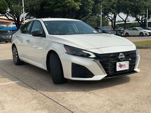 Used 2025 Nissan Altima 2.5 SV FWD image 4