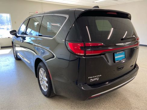 Used 2023 Chrysler Pacifica Touring-L image 9