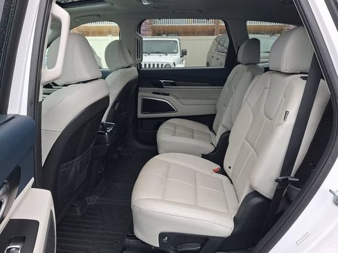 Used 2023 Kia Telluride EX w/ EX Captain's Chair Package AWD/4WD image 11