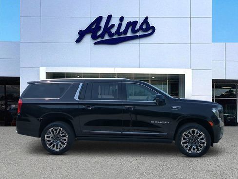 Used 2023 GMC Yukon XL Denali Ultimate AWD/4WD image 1