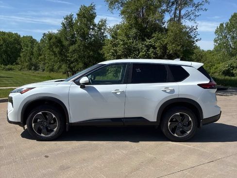 Used 2025 Nissan Rogue SV AWD/4WD image 4