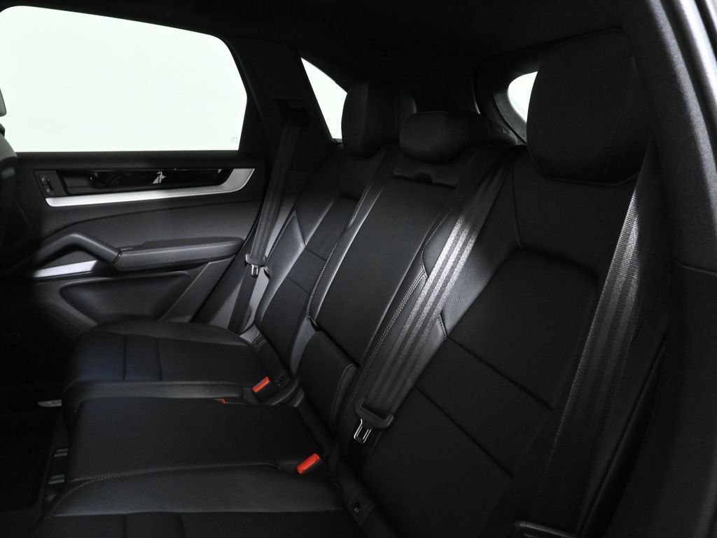 Used 2026 Porsche Cayenne AWD/4WD image 35