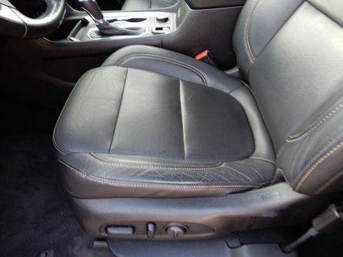Used 2020 Chevrolet Traverse LT w/ LT Premium Package AWD/4WD image 12