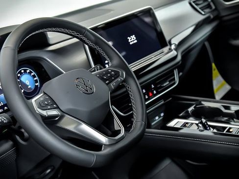 Certified 2025 Volkswagen Atlas Cross Sport SE image 12