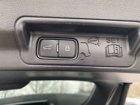 Used 2022 Ford Explorer XLT w/ Equipment Group 202A AWD/4WD image 17