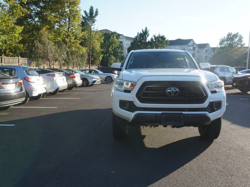 Used 2020 Toyota Tacoma SR AWD/4WD image 2