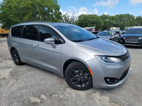 Used 2020 Chrysler Pacifica Touring-L Plus FWD image 1