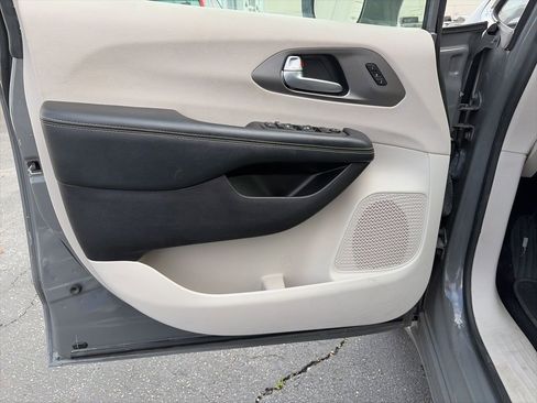 Used 2021 Chrysler Pacifica Touring-L image 14